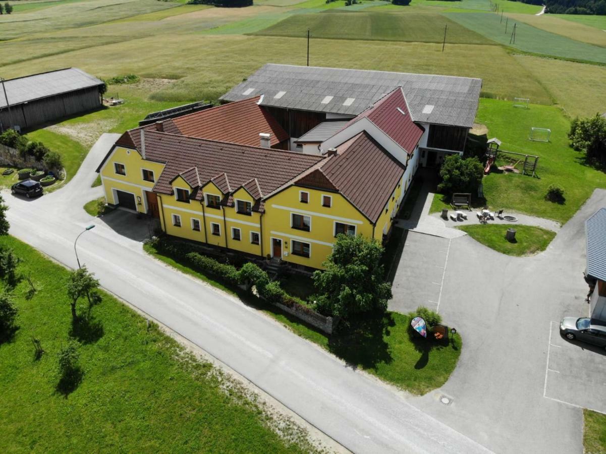 Kindererlebnis- Und Biobauernhof Hipp-Bruckner Wornharts Exterior photo